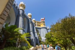 Il Palacio Nacional da Pena di Sintra (Portogallo) fu costruito a metà del XIX secolo da Ferdinando di Sassonia - foto © e X p o s e / Shutterstock.com
