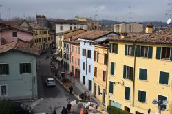 Palazzi affacciati su una strada del centro di Desenzano del Garda, Lombardia - © Claudiovidri / Shutterstock.com