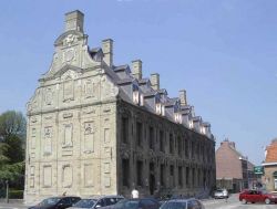 Uno dei palazzi antichi nel centro storico di Bergues, Francia. Questo è l'edificio del Monte di Pietà, al cui interno oggi si trova il Museo municipale.