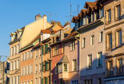 Palazzi antichi nel centro di Montbeliard, Francia. Come dimostrato dalle sue dimore storiche, questa cittadina vanta un importante patrimonio architettonico.
