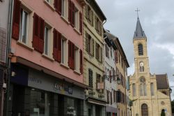 Palazzi del centro storico di Altkirch, Alto Reno, Alsazia (Francia) con le facciate color pastello - © BOULENGER Xavier / Shutterstock.com