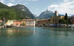 Palazzi di Riva del Garda visti dal lago durante un tour in battello, Trentino Alto Adige - © 14685121 / Shutterstock.com