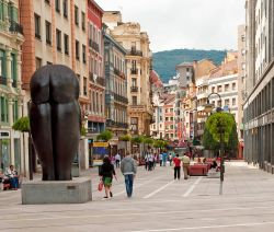 Palazzi e edifici nella città vecchia di Oviedo, Asturie, Spagna. Un suggestivo scorcio panoramico dell'elegante centro storico cittadino - © Botond Horvath / Shutterstock.com ...