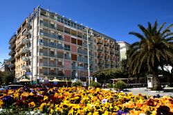 Palazzi a Pescara, Abruzzo. L'edilizia ha vissuto una fase fortemente espansiva tanto da far meritare a Pescara il nome di "città cantiere" - © onairda / Shutterstock.com ...