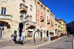 Palazzi storici nella vecchia città di Acqui Terme, Piemonte. Secondo una leggenda, seppur priva di fondamento storico, Acqui Terme sarebbe stata fondata da coloni greci attirati dalla ...