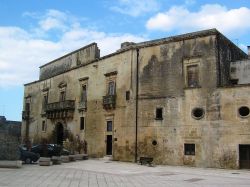 Palazzo baronale nel centro di Caprarica di Lecce in Puglia Di Lupiae - Opera propria, Pubblico dominio, Collegamento