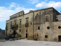 Palazzo baronale nel centro di Caprarica di Lecce in Puglia Di Lupiae - Opera propria, Pubblico dominio, Collegamento