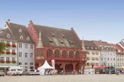 Lo storico Palazzo del Commercio e della Dogana, detto "Historisches Kaufhaus", nel centro di Friburgo in Brisgovia, cittadina nel sud-ovest della Germania - foto © g215 / Shutterstock.com ...