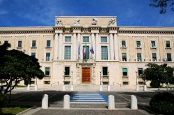 Palazzo del Governo a Pescara, Abruzzo. Sorge in fondo a Piazza Italia questo monumentale edificio costruito su progetto dell'architetto Vincenzo Pilotti in seguito alla creazione della ...