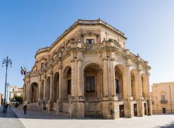 Palazzo Ducezio: sede del Comune di Noto - Il bellissimo Palazzo Ducezio, attuale sede del Comune di Noto, fu progettato, in omaggio ad alcuni palazzi francesi del XVII secolo, nel 1746 dall'architetto ...