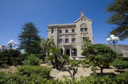 Palazzo Florio a Favignana, Sicilia. Questa bella costruzione fatta erigere da Ignazio Senior su progetto dell'architetto di Palermo Giuseppe Damiani Almeyda si presenta con un mix di stili ...