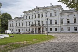 Il palazzo Jedlinka a Walbrzych fu eretto nel XVII secolo e poi ricostruito nella seconda metà dell'Ottocento. Durante la Seconda Guerra Mondiale fu occupato dalle truppe nazste che ...
