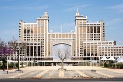 Palazzo KazMunayGas, Astana - Questo imponente edificio della capitale ospita la sede della compagnia di stato KazMunayGas che presiede lo sfruttamento dei giacimenti di petrolio e di gas naturale ...