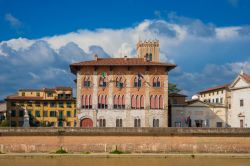 Palazzo Medici e il Museo Nazionale di San Matteo sul lungarno di Pisa in Toscana - © Cris Foto / Shutterstock.com