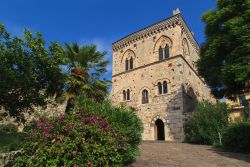 Palazzo medievale nelle strade di Taormina, Sicilia. Riccamente decorata e immersa nella vegetazione, questa splendida dimora signorile è una delle tante che si possono incontrare andando ...