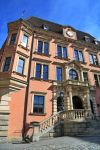 Palazzo signorile con scalinata esterna nel cuore di Kaufbeuren, Germania.
