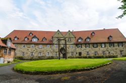 Palazzo storico a Wolf Hagen vicino a Kassel, Germania - Mattoni a vista e tetto a spiovente per questo antico edificio del villaggio di Wolf Hagen © runzelkorn / Shutterstock.com