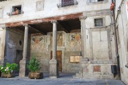 Un particolare di un palazzo storico nel borgo di Bagnaia, nella Tuscia (Lazio).
