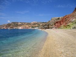 Paleochori (Paliochori), Milos: la parete rocciosa alle spalle della spiaggia è semplicemente stupenda. Diverse sfumature di colore - giallo, rosso, e verde - testimoniano l'attività ...