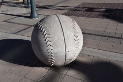 Palla da baseball in cemento al Field Arizona Diamondbacks di Pheonix - © Thomas Trompeter / Shutterstock.com