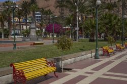 Panchine colorate e giardini in Piazza Vicuna McKenna a Arica, sulla costa del nord del Cile - © JeremyRichards / Shutterstock.com