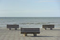 Panchine sul lungomare di Dunkerque. Siamo sulla costa settentrionale della Francia, affacciati sul Canale della Manica.
