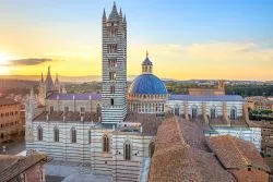 Il Duomo di Siena al tramonto. Fu realizzato come residenza del Vescovo a partire dalla seconda metà del XII secolo su un preesistente edificio, e venne convertito in Basilica solo il ...