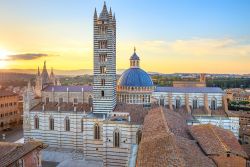 Il Duomo di Siena al tramonto. Fu realizzato come residenza del Vescovo a partire dalla seconda metà del XII secolo su un preesistente edificio, e venne convertito in Basilica solo il ...