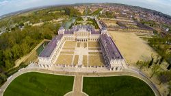 Panorama aereo del palazzo reale di Aranjuez, Spagna. Commissionato da Filippo II° di Spagna e progettato dagli architetti Juan Bautista de Toledo e da Juan de Herrera, alla sua realizzazione ...