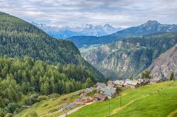 Panorama aereo del pittoresco villaggio di Chamois, Valle d'Aosta. Si trova sui dolci pendii assolati al cospetto del Cervino. Lo si raggiunge con una mulattiera di 93 curve in funivia o ...