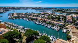 Panorama aereo del porto turistico di Cap d'Agde, Francia. Situata fra mare e colline, questa graziosa località della Linguadoca-Rossiglione offre natura incontaminata, eccellente ...