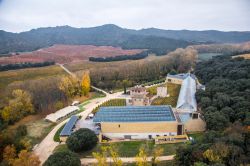 Panorama aereo della cantina Arinzano a Estella, Spagna.

