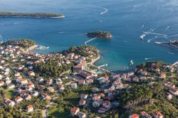 Panorama aereo dell'isola di Rab, costa croata. E' una delle oltre mille isole che emergono dal blu del mare Adriatico della Croazia. E' lunga 22 km e larga mediamente 11 ed è ...