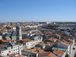 Panorama aereo di La Rochelle, Francia. Adagiata sul mare, questa città di 78 mila abitanti venne dotata di numerose strutture difensive.



