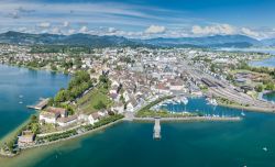 Panorama aereo di Rapperswil-Jona sul lago di Zurigo in Svizzera. E' la seconda città più grande del Canton San Gallo nata dall'unione amministrativa di Rapperswil e Jona ...