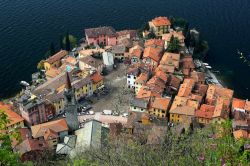 Panorama dall'alto di Varenna, Lombardia. Una bella immagine del villaggio in provincia di Lecco. Vicoli e stradine si diramano a ventaglio dalla piazza della chiesa e conducono al lago ...