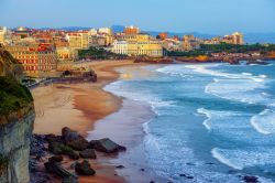 Panorama al tramonto di Biarritz (Francia) con le sue spiagge, Miramar e La Grande Plage nella baia di Biscay.
