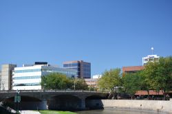 Panorama attraverso il fiume Sioux della città di Sioux Falls, South Dakota, USA. Lungo il suo corso questo fiume presenta molte cascate, in particolare nella cittadina di Sioux Falls ...