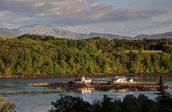 Panorama attraverso lo stretto di Menai da Anglesey, Galles, UK.
