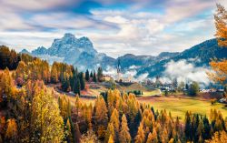 Panorama autunnale con nebbia a Selva di Cadore, provincia di Belluno (Veneto).


