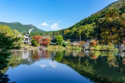 Panorama autunnale del lago Kinrin con il monte Yufu sullo sfondo, Yufuin, Oita, Giappone - © Donquxote / Shutterstock.com