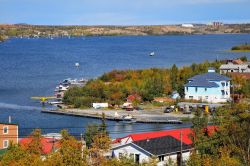 Panorama autunnale della cittadina di Yellowknife in Canada