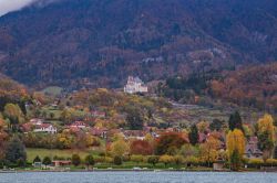 Panorama autunnale della zona di Menthon-Saint-Bernard  e il suo Castello in Alta Savoia in Francia