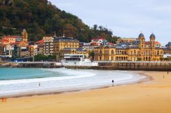 Panorama autunnale di Concha Beach a San Sebastian, Spagna. Fra le più belle d'Europa, questa lunghissima lingua di sabbia ha la caratteristica forma di una conchiglia.
