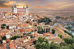 Toledo all'alba è una meraviglia, con la fortezza dell'Alcazar che ricorda un castello delle fiabe e veglia sulla città ancora silenziosa, avvolta nella luce rosa del sole ...