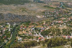 Blagaj dall'alto: la città monumento della Bosnia-Erzegovina tra colline e pianure - una splendida veduta panoramica di Blagaj e della pianura di  Bišće, nel profondo ...