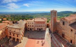 Panorama cittadino di Montepulciano, Toscana, Italia. Una pittoresca vista sul centro città e sulla cattedrale di Santa Maria Assunta dal Palazzo Comunale.




