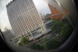 Panorama da Orchard Road, Singapore. Quella che un tempo era una strada polverosa fra piantagioni di spezie e frutteti, oggi è una scia luminosa che per circa 2 chilometri e mezzo ospita ...