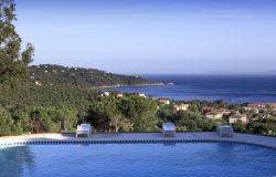 Panorama dalla piscina di un albergo lussuoso a Le Lavandou, Francia.
