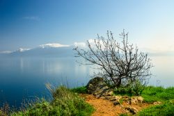 Il panorama dalla Rocca di Manerba: la vista del Lago di Garda e in lontanaza il Monte Baldo innevato - © Bildagentur Zoonar GmbH / Shutterstock.com
